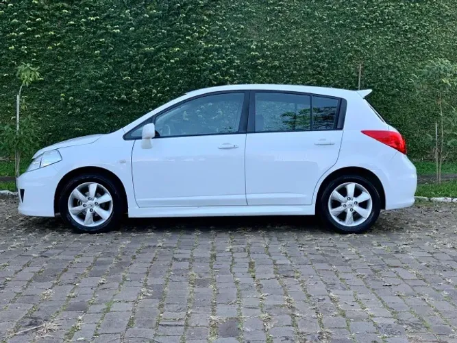 Nissan Tiida SL 1.8/1.8 Flex 16V Mec. 2013
