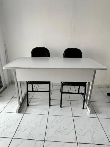 Mesa de escritório + 2 cadeiras