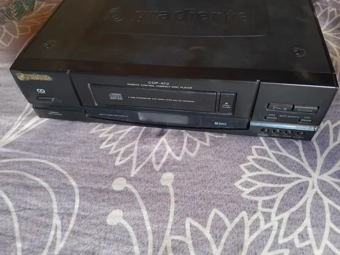 toca cds de montagem  Gradiente  para aproveitar peças  leia  o anúncio todo 