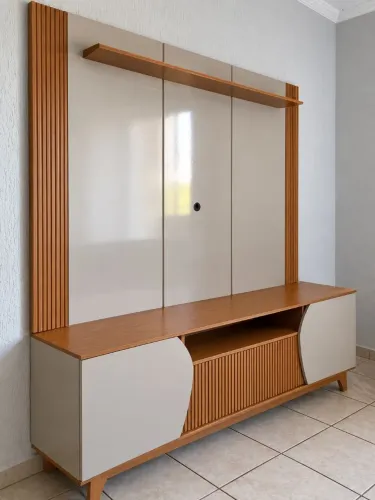 Painel com rack. Novo, sem detalhes.
