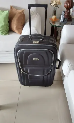Vende-se mala de marca Ilka tamanho grande , contendo segredo, rodas, vários  compartiment