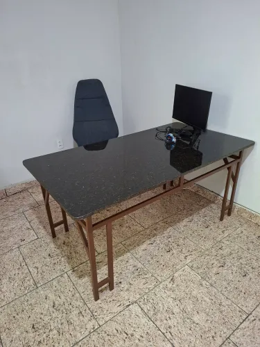 Mesa resistente e estilosa