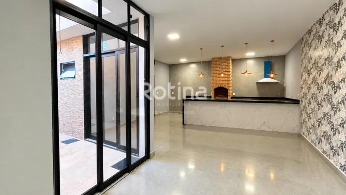 Casa térrea à venda no Bairro Novo Mundo com 3 suítes e espaço gourmet