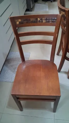 Mesa de Jantar com Tampo de Vidro e Cadeiras de Madeira