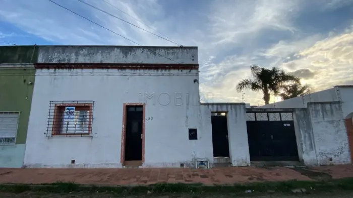 Casa com grande área de pátio na zona histórica da cidade de Bagé!