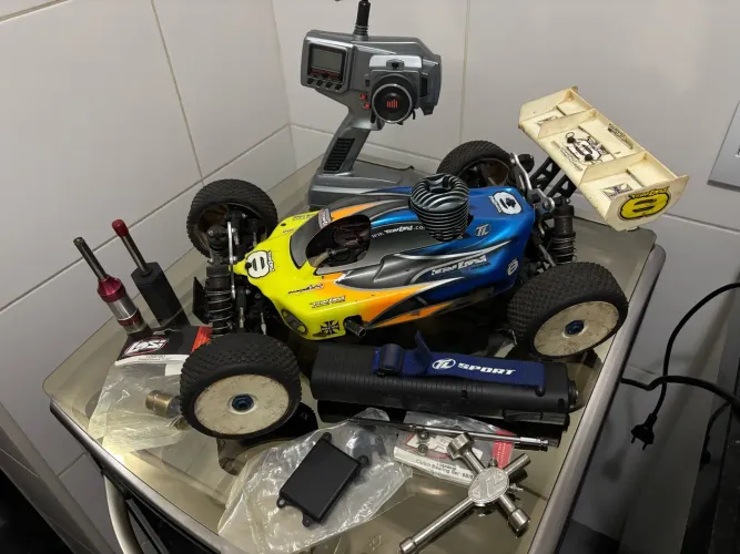 Automodelo Losi 8IGHT 1/8 Nitro 4x4 com Rádio Spektrum e Acessórios