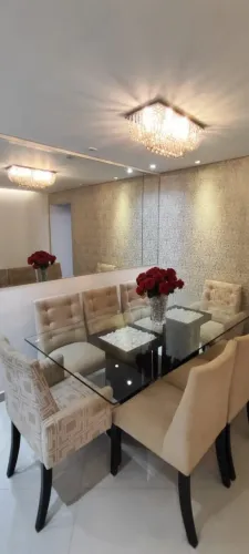 Mesa com 8 cadeiras