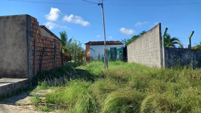 Casa com terreno em local tranquilo