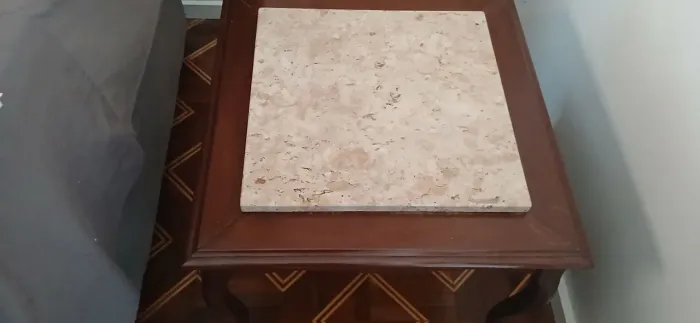 Mesa de madeira e mármore
