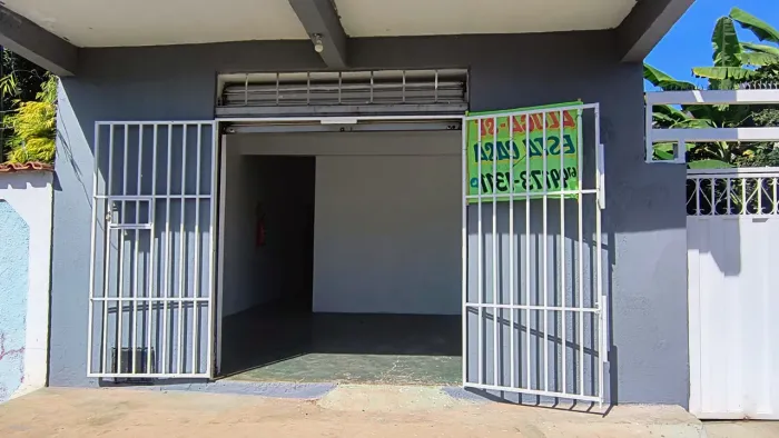 SALA COMERCIAL PARA ALUGUEL COM BANHEIRO E COZINHA LOCALIZADA NO FRIBURGO A 