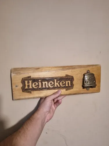 Abridor de parede Heineken, de madeira