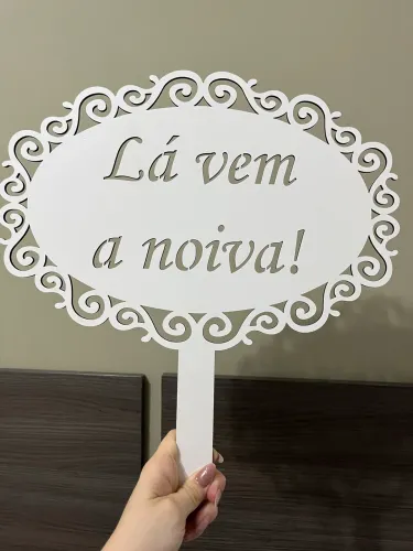 Placa de Casamento "Lá Vem a Noiva" - Em MDF Branco (Impecável)