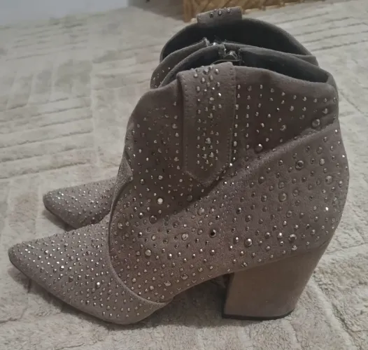 BOTA EM COURO CONSTANCE ORIGINAL TAM 37 COM DETALHES SEM DEFEITOS OU AVARIAS 