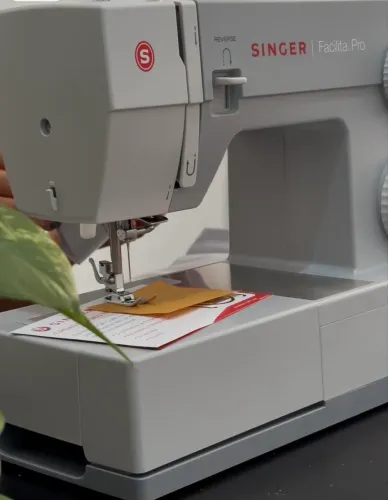 Máquina de costura Facilita pro Singer + manequim ajustável Singer