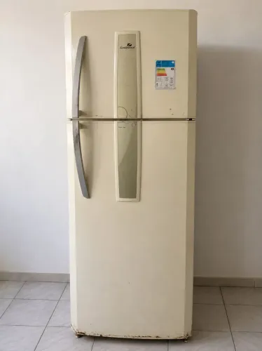 Geladeira para conserto ou retirada de peças