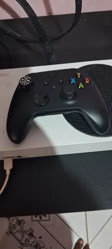 dois controles xbox one e um do xbox series s 