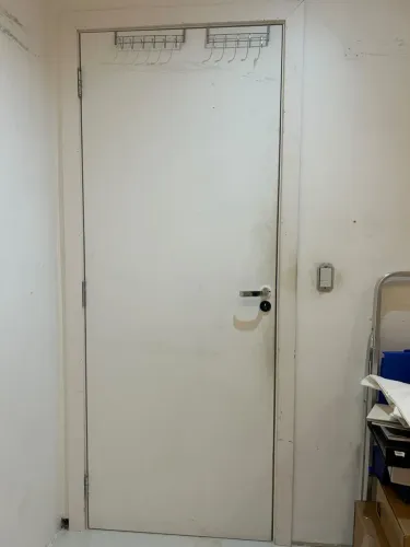 Duas portas de madeira na cor branca - R$ 100,00 cada