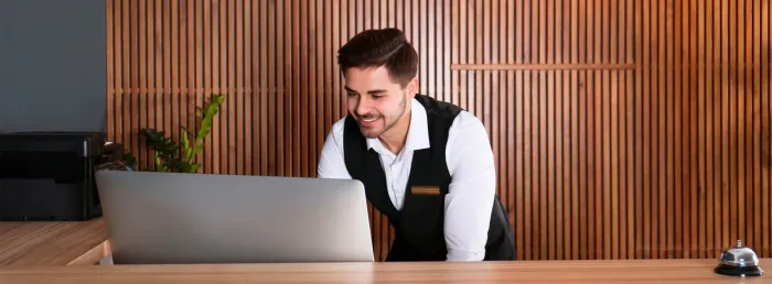 Vaga Recepcionista Salão de Beleza (início imediato)