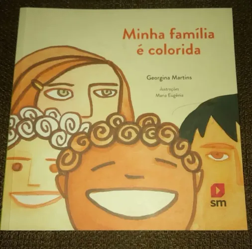 Livro Minha familia é colorida- Georgina Martins
