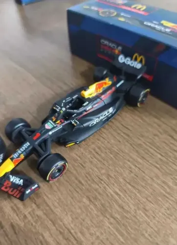 MINIATURA FÓRMULA 1 REDBULL MCDONALD'S ESCALA 1:43
