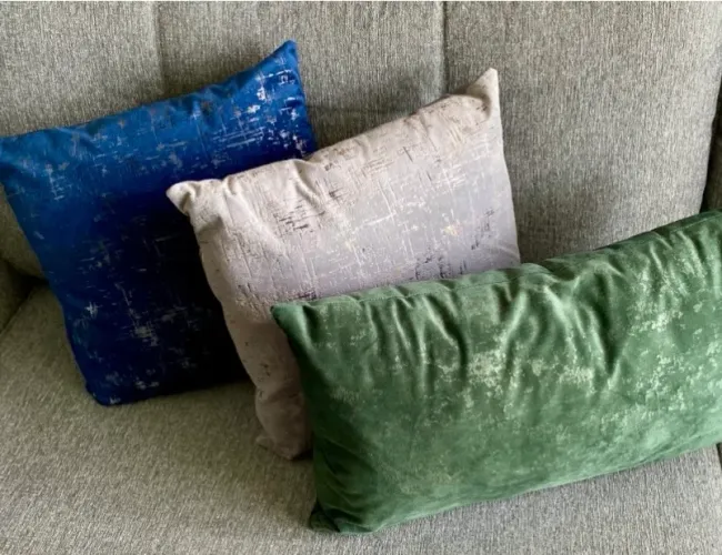 3 almofadas e 2 futons