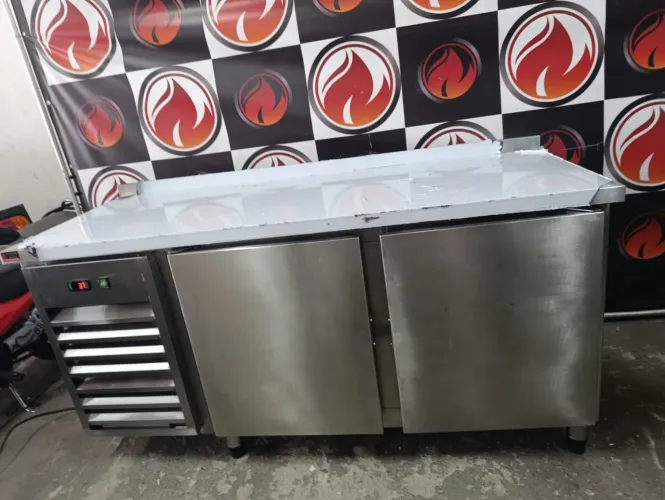 Balcão refrigerado 1,76x70x90. 2 portas 220 volts todo no aço inox por dentro e por fora
