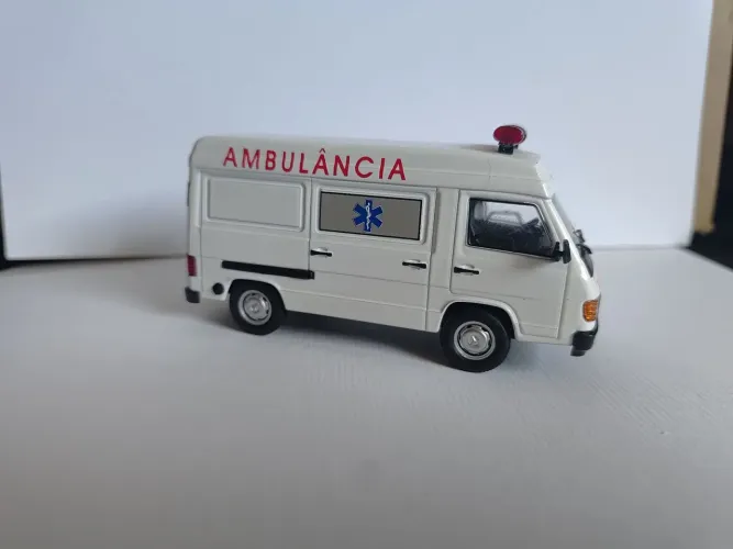 Miniatura ambulância 1/43