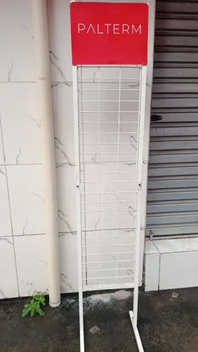 Vende-se Expositor com 12 ganchos + prateleira