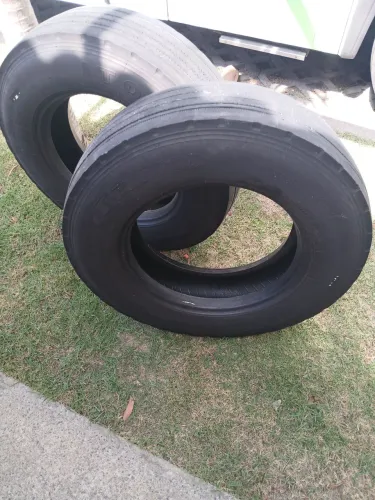 Vendo par pneus 215 75r17 5.