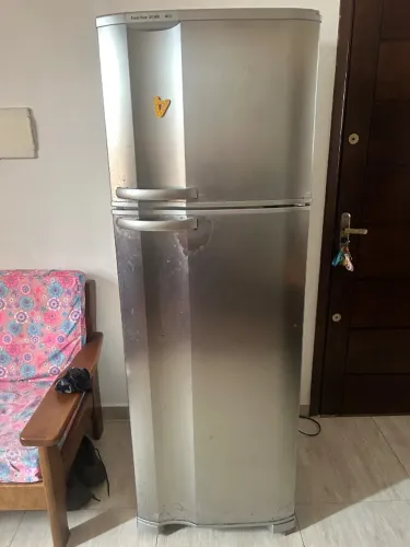 Vende-se Geladeira 346 litro eletrolux