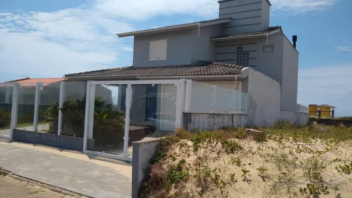 Casa alto padrão, com piscina,de frente para o mar