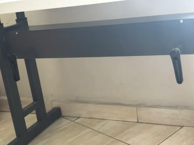 Mesa regulagem+ cadeira de escritório + apoio de pé e suporte de notebook