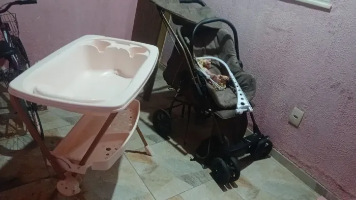 Vendo carrinho de bebê  completo  bb conforto , e uma banheira completa  com suporte 