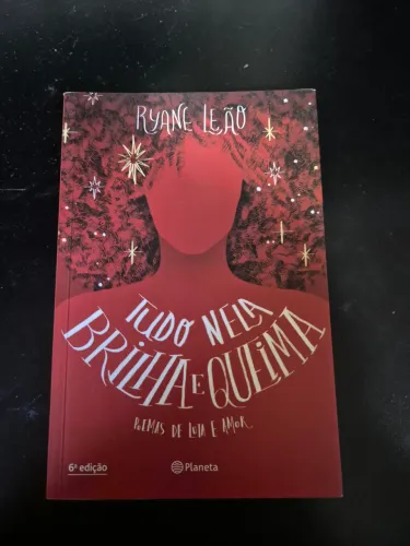 2 LIVROS DE POESIA RUPI KAUR E TUDO NELA BRILHA E QUEIMA