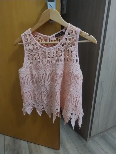 Blusa de renda com forro.