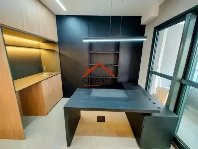 Sala reformada com armários e varanda - ideal para escritório ou consultório.