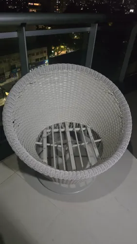 Poltrona giratória concha (ou formato "ninho") fabricada em fibra sintética.