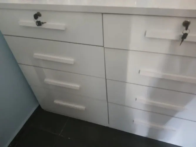Cômoda Branca com 8 gavetas e 2 chaves