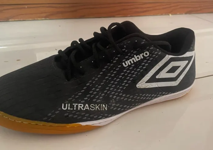 Chuteira umbro ultra skin