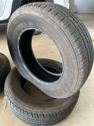 04 Pneus Bridgestone Dueler H/T 684 II 215/65 R16 Usado