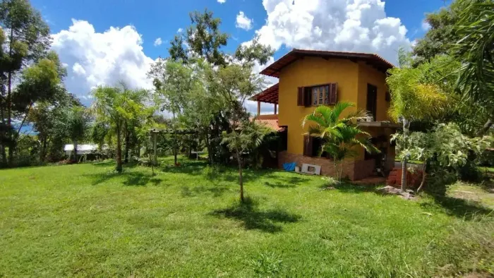 Chácara em Condomínio Fechado, Escriturada - Casa 3 Quartos, Lazer e Usina Solar