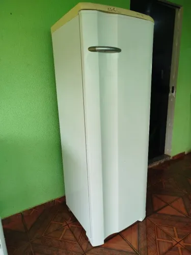 Vendo Geladeira bem. Conservada e funcionando perfeitamente