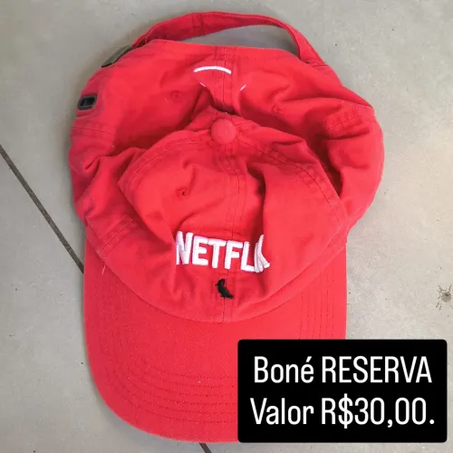 Boné vermelho marca RESERVA