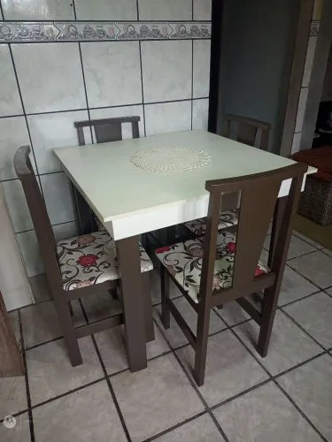 Mesa 4 cadeiras estofada floral