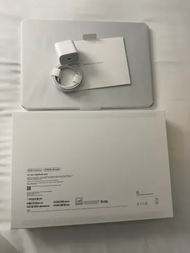 MacBook neo silver 8/256