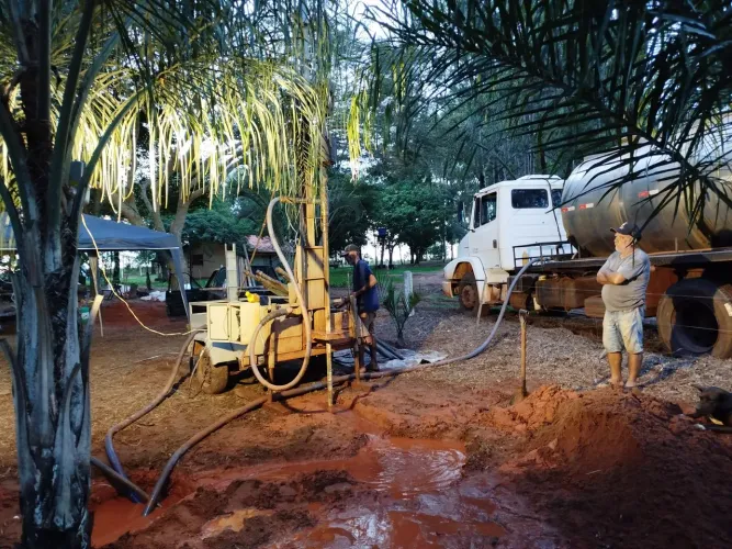 Perfuratriz rotativa fura até 80 MT 