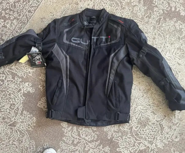 JAQUETA GUTTI - BLACK LAGUNA + BRINDE