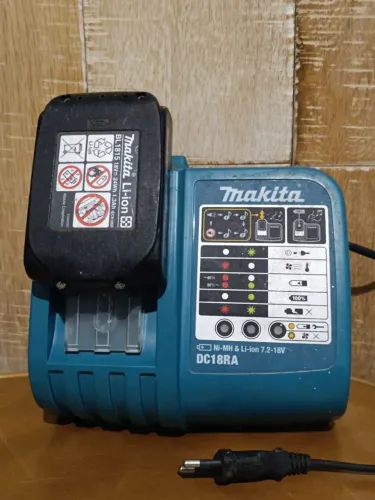 Carregador de bateria de ferramentas de arrasando- Makita 