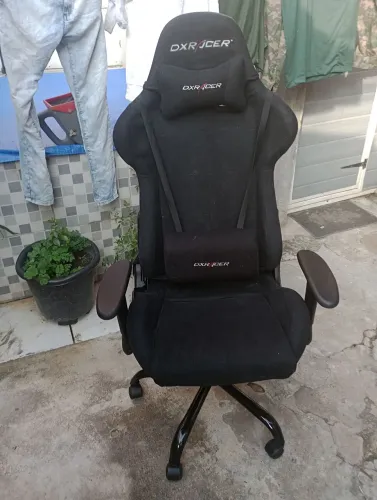 Cadeira gamer DXRACER em tecido não rasga nem craquela perfeita