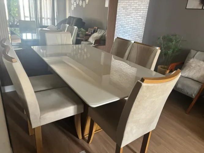 Mesa com 6 cadeiras